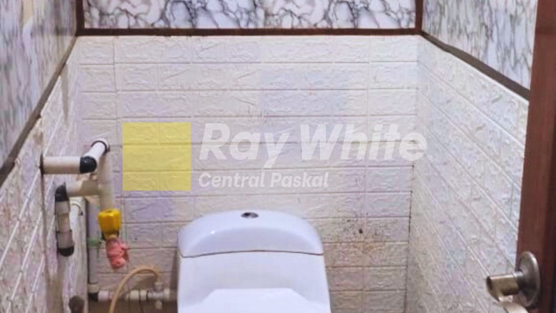 Rumah 2 Lantai Pinggir Jalan di Mekarwangi Bandung