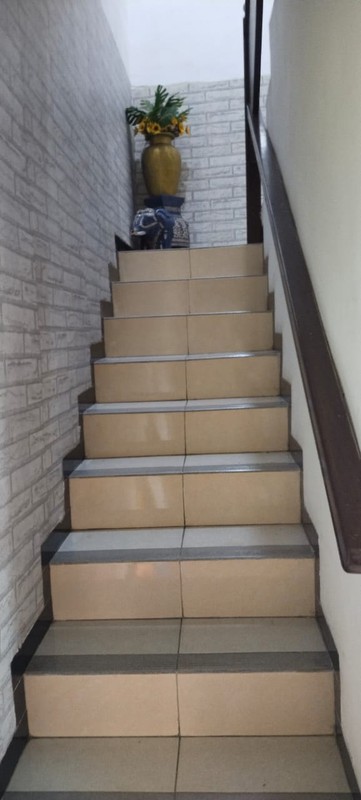 Rumah 2 Lantai Pinggir Jalan di Mekarwangi Bandung