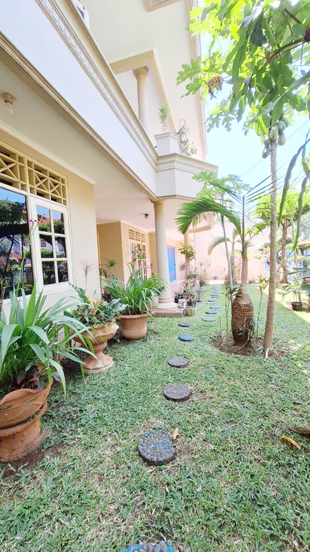 Rumah Siap Huni dengan halaman luas di Cluster Garuda Bintaro, Jakarta Selatan