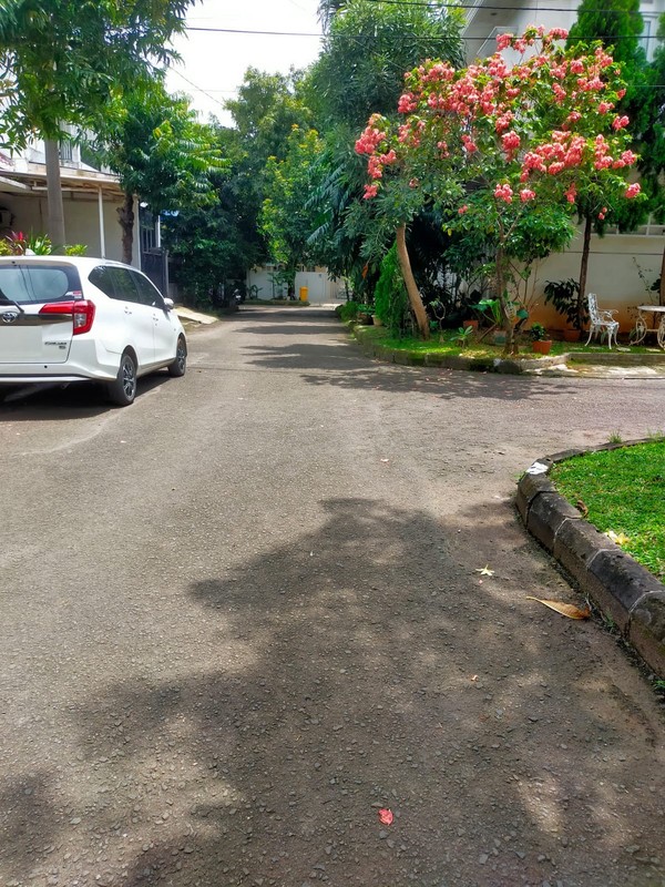 Rumah Bagus, 2 Lantai, Bebas banjir, siap huni di Bintaro