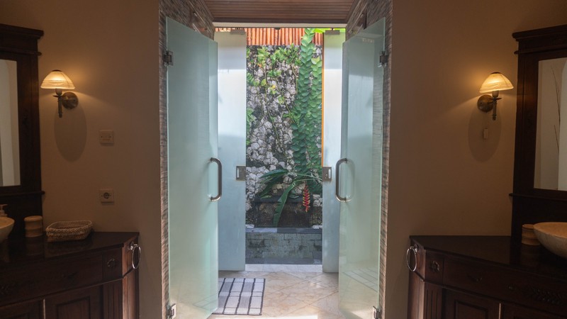 Freehold - Tropical Estate with Huge Garden - Walking Distance to Berawa Beach, Canggu, Bali