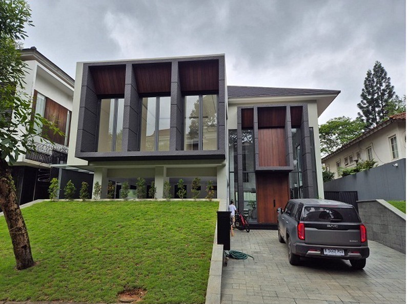Dijual Rumah Mewah dengan gaya minimaist modern di Taman Beverly Golf Lippo Karawaci Tangerang
