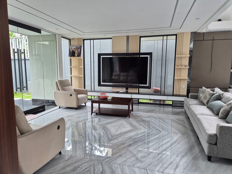 Dijual Rumah Mewah dengan gaya minimaist modern di Taman Beverly Golf Lippo Karawaci Tangerang