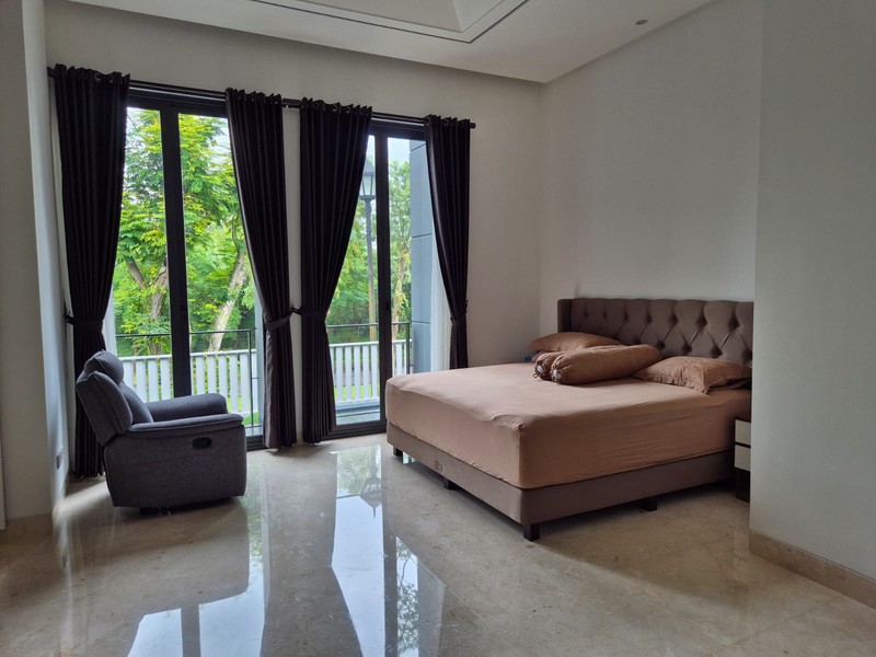 Dijual Rumah Mewah dengan gaya minimaist modern di Taman Beverly Golf Lippo Karawaci Tangerang