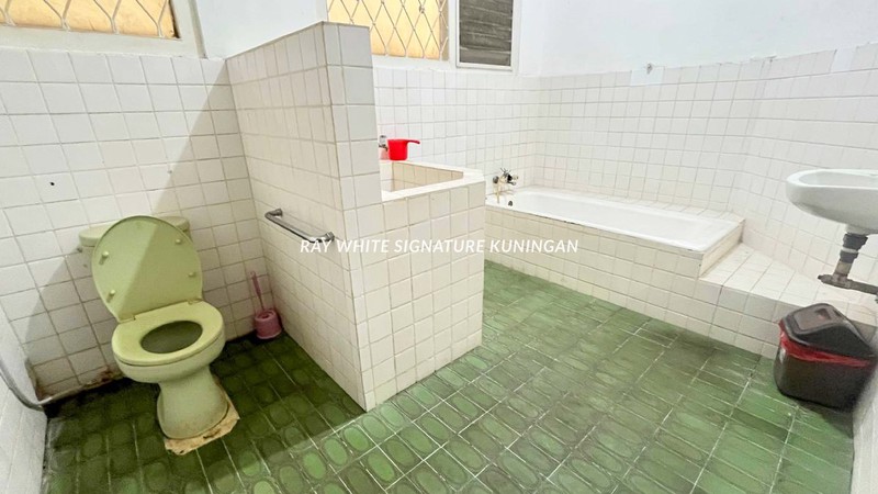 Rumah Cocok untuk Investasi di Jl. Hang Lekir XII 