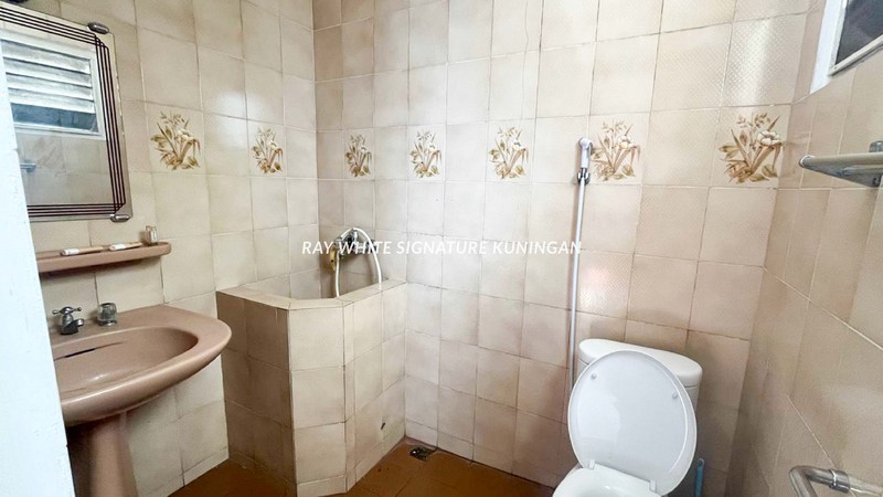 Rumah Cocok untuk Investasi di Jl. Hang Lekir XII 