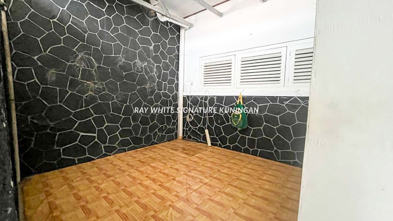 Rumah Cocok untuk Investasi di Jl. Hang Lekir XII 