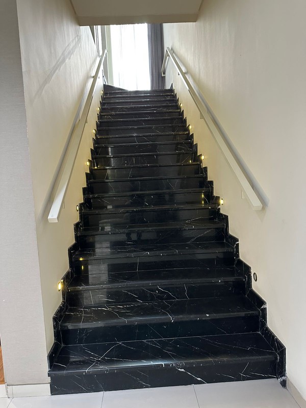 Dijual Rumah Raffles Garden Citraland Full Furnished Modern Mewah Surabaya Barat Lokasi Terdepan - Garasi Carport 3 Mobil Luas 