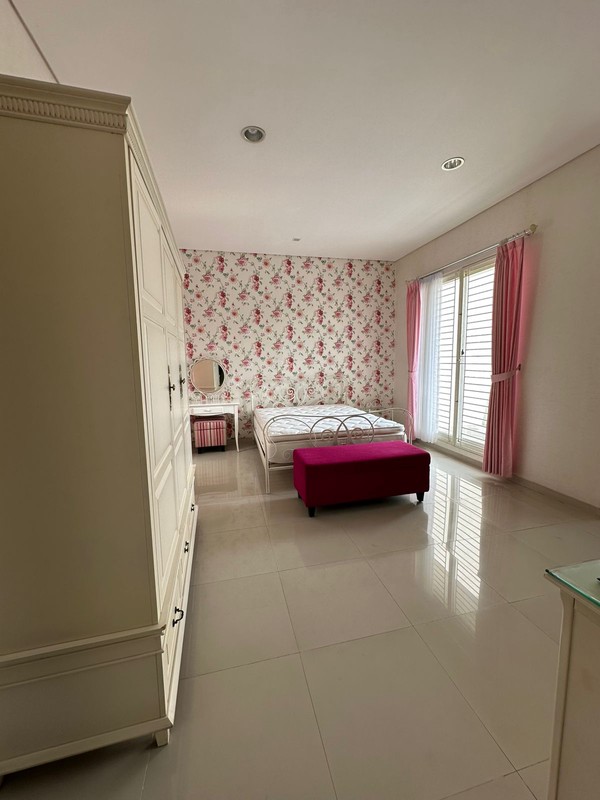 Dijual Rumah Raffles Garden Citraland Full Furnished Modern Mewah Surabaya Barat Lokasi Terdepan - Garasi Carport 3 Mobil Luas 