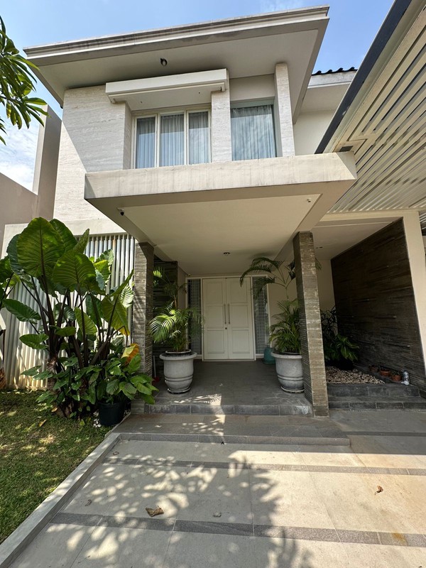 Dijual Rumah Raffles Garden Citraland Full Furnished Modern Mewah Surabaya Barat Lokasi Terdepan - Garasi Carport 3 Mobil Luas 