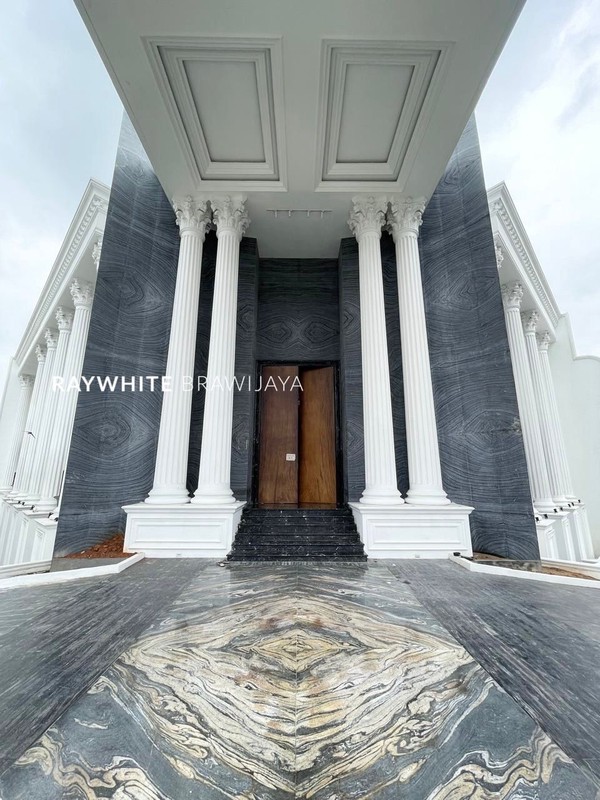 Brand New A Catstle Classic Home Area Pondok Indah