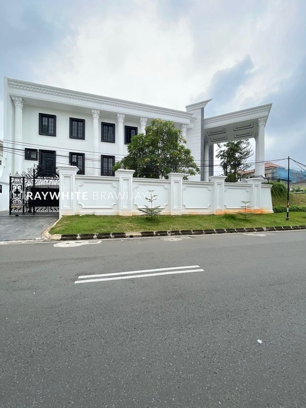 Brand New A Catstle Classic Home Area Pondok Indah