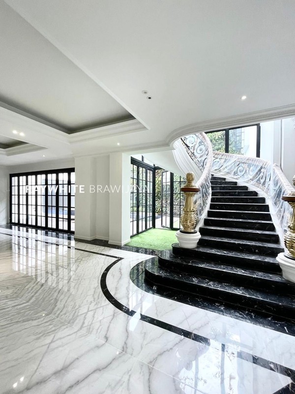 Brand New A Catstle Classic Home Area Pondok Indah