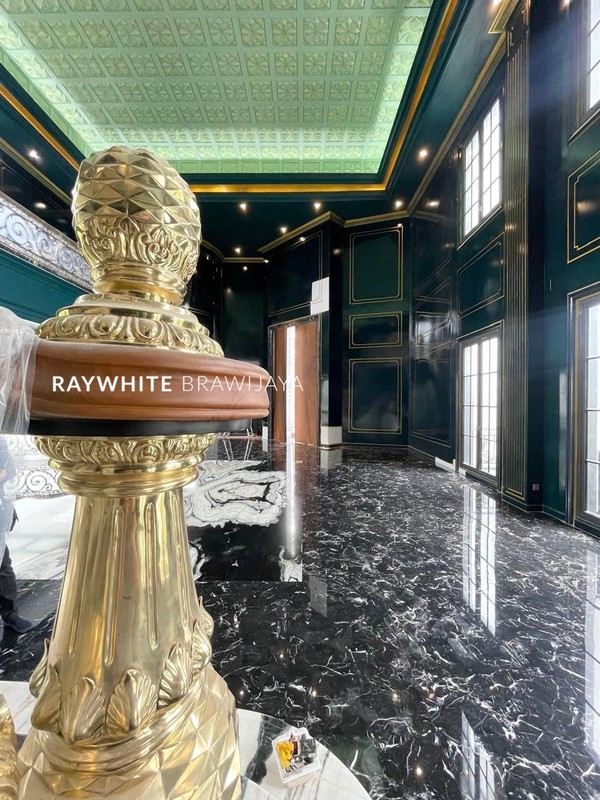 Brand New A Catstle Classic Home Area Pondok Indah