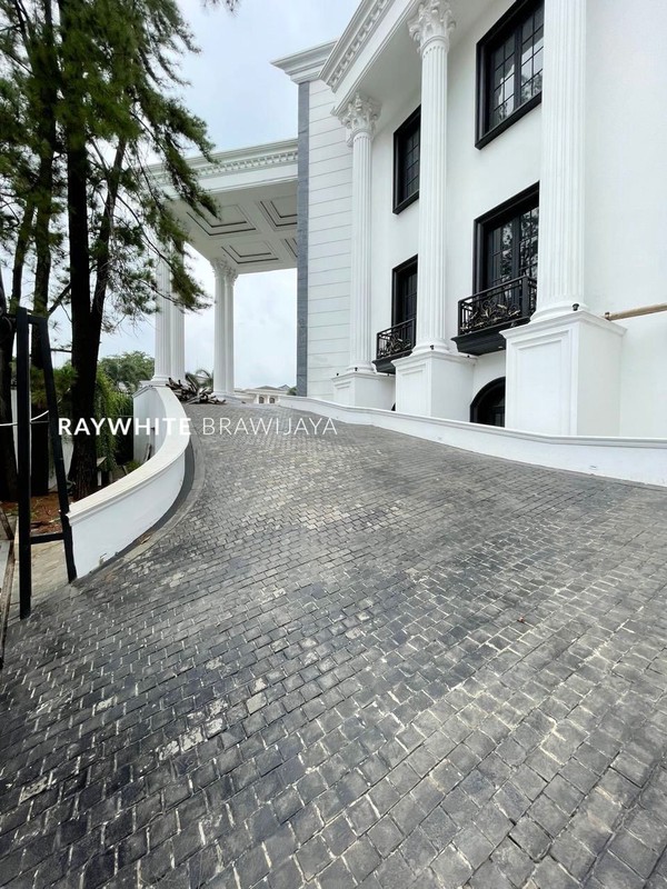 Brand New A Catstle Classic Home Area Pondok Indah