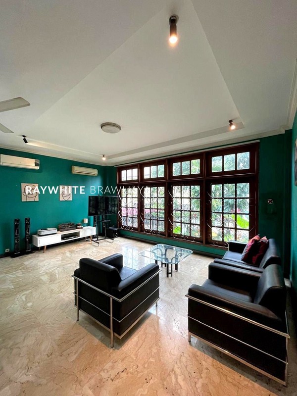 Rumah Lama Lingkungan Tenang Area Pondok Indah