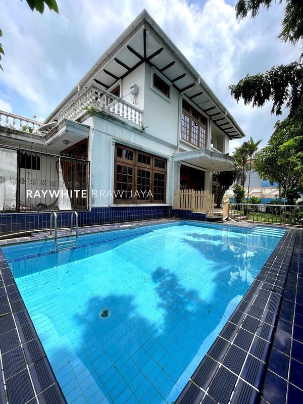 Rumah Lama Lingkungan Tenang Area Pondok Indah