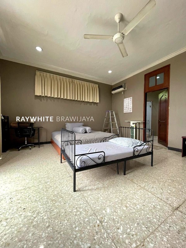 Rumah Lama Lingkungan Tenang Area Pondok Indah