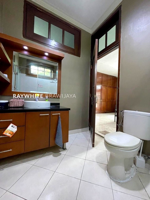 Rumah Lama Lingkungan Tenang Area Pondok Indah