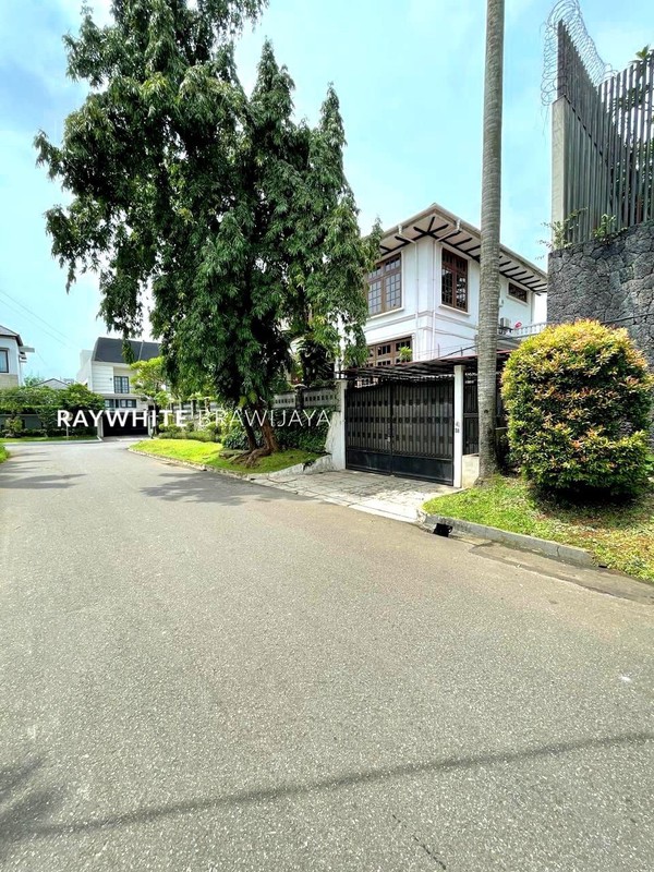 Rumah Lama Lingkungan Tenang Area Pondok Indah