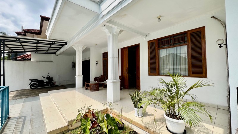 Rumah lama terawat dan sedikit renovasi lokasi terbaik kemang jakarta selatan 