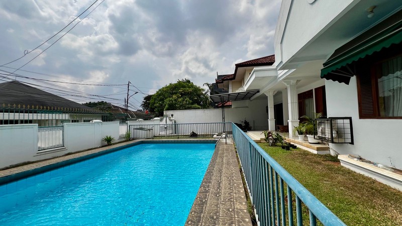 Rumah lama terawat dan sedikit renovasi lokasi terbaik kemang jakarta selatan 