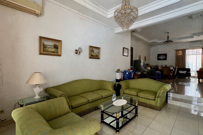 Rumah lama terawat dan sedikit renovasi lokasi terbaik kemang jakarta selatan 