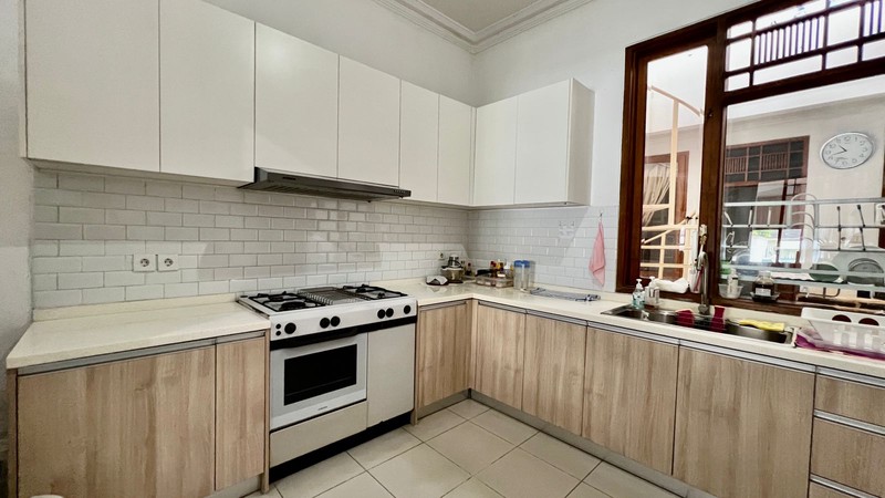 Rumah lama terawat dan sedikit renovasi lokasi terbaik kemang jakarta selatan 