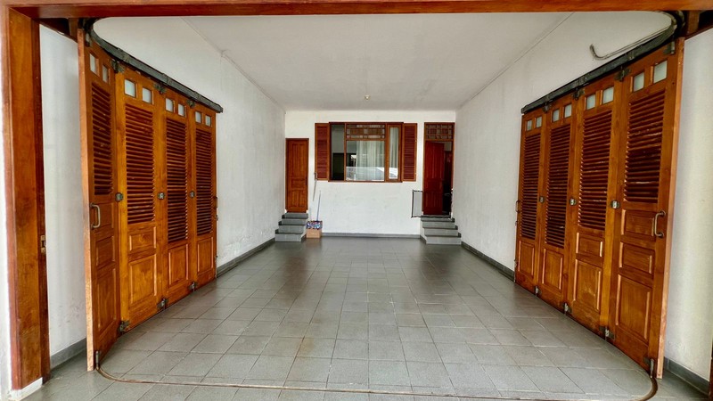 Rumah lama terawat dan sedikit renovasi lokasi terbaik kemang jakarta selatan 