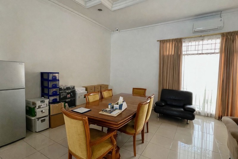 Rumah lama terawat dan sedikit renovasi lokasi terbaik kemang jakarta selatan 