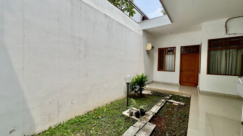 Rumah lama terawat dan sedikit renovasi lokasi terbaik kemang jakarta selatan 