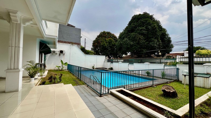 Rumah lama terawat dan sedikit renovasi lokasi terbaik kemang jakarta selatan 