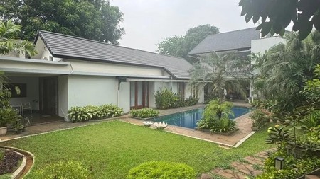 Hunian Luas dan Asri Lengkap Kolam Renang di Kawasan Premium Kemang