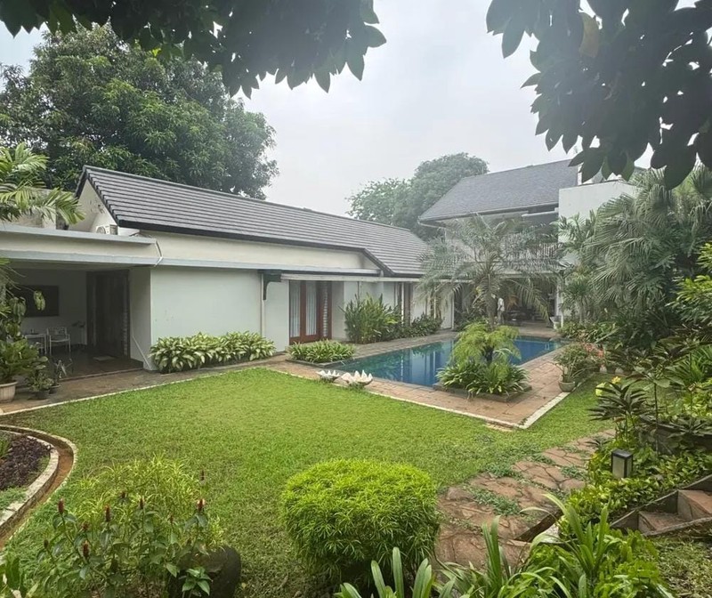 Hunian Luas dan Asri Lengkap Kolam Renang di Kawasan Premium Kemang