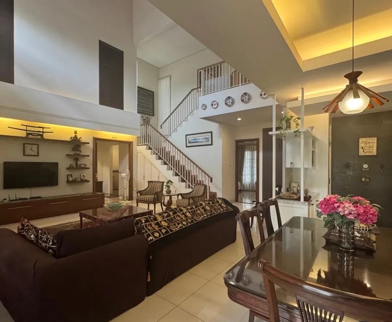 Hunian Luas dan Asri Lengkap Kolam Renang di Kawasan Premium Kemang