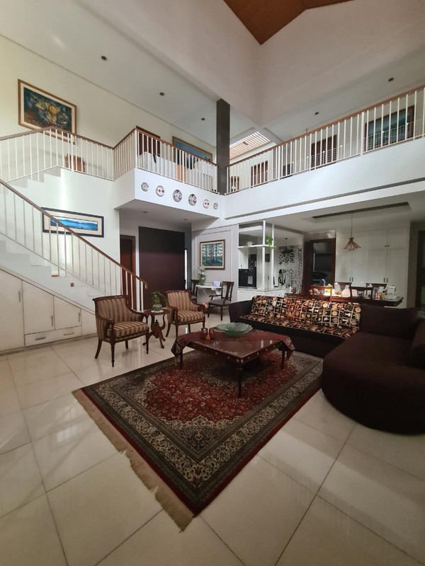 Hunian Luas dan Asri Lengkap Kolam Renang di Kawasan Premium Kemang