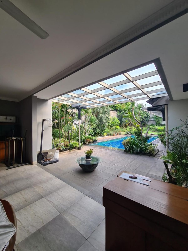 Hunian Luas dan Asri Lengkap Kolam Renang di Kawasan Premium Kemang