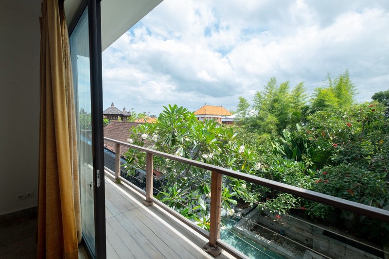 FOR SALE - LEASEHOLD - Generous Family Villa with Huge Garden, 15m Pool & Extendable Lease in Kerobokan, BALI