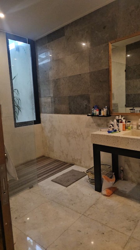 FOR SALE - LEASEHOLD - Brand New Villa with Huge Garden and Pool in between Kerobokan and Canggu, BALI