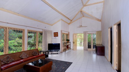 Villa Asri dengan Halaman Luas dan Lingkungan Nyaman @Cisarua Bogor.