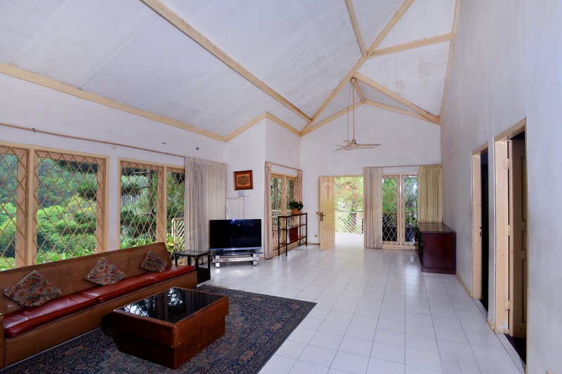 Villa Asri dengan Halaman Luas dan Lingkungan Nyaman @Cisarua Bogor.