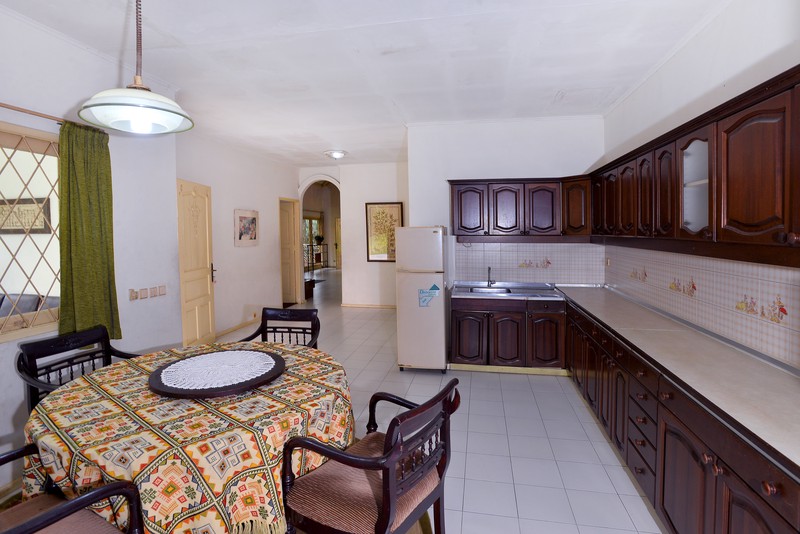 Villa Asri dengan Halaman Luas dan Lingkungan Nyaman @Cisarua Bogor.