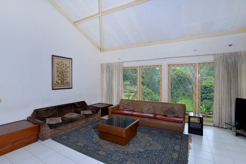 Villa Asri dengan Halaman Luas dan Lingkungan Nyaman @Cisarua Bogor.