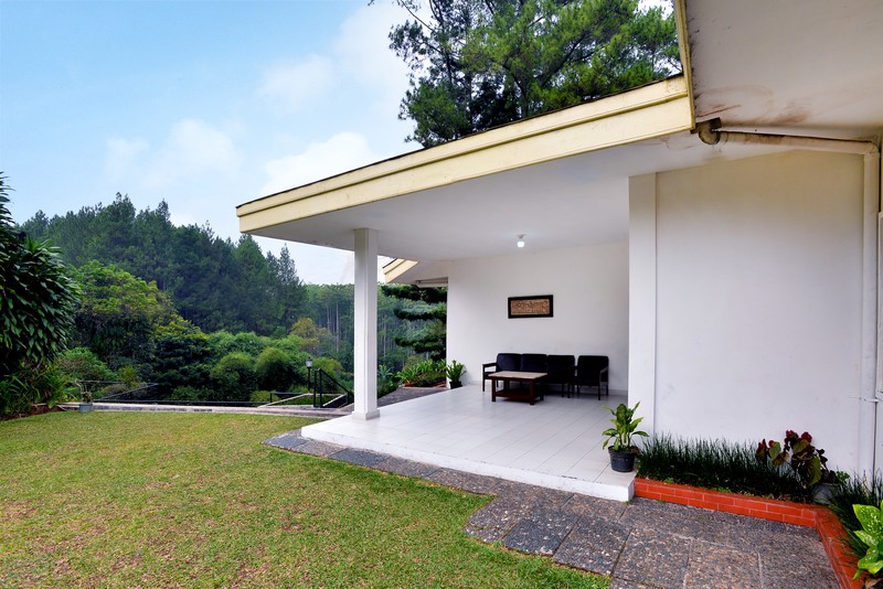 Villa Asri dengan Halaman Luas dan Lingkungan Nyaman @Cisarua Bogor.