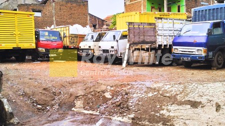 Gudang dengan halaman parkir yang luas di Moh Toha Bandung