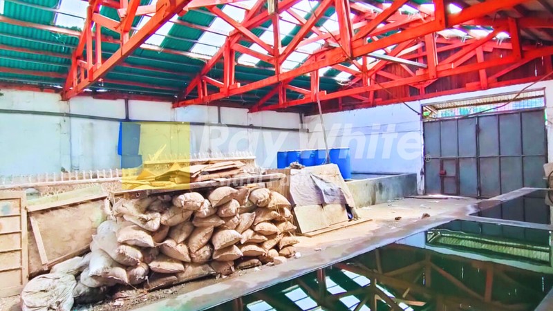 Gudang dengan halaman parkir yang luas di Moh Toha Bandung