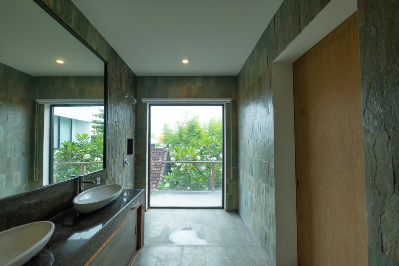 Leasehold - FOR SALE - LEASEHOLD - Generous Family Villa with Huge Garden, 15m Pool & Extendable Lease in Kerobokan, BALI