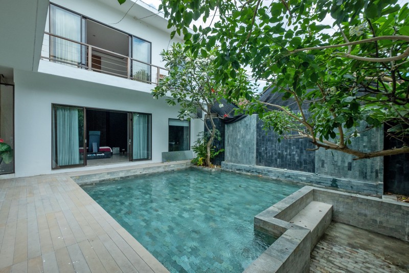 Leasehold - FOR SALE - LEASEHOLD - Generous Family Villa with Huge Garden, 15m Pool & Extendable Lease in Kerobokan, BALI