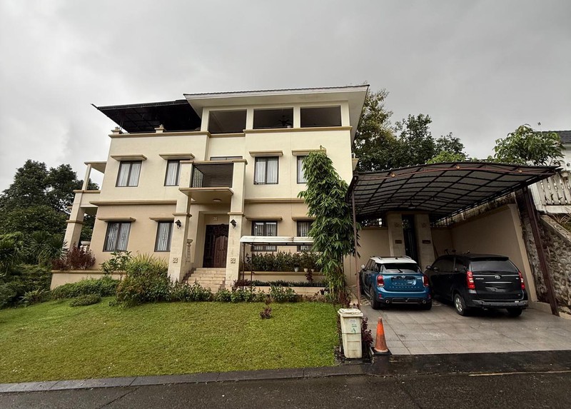 Rumah Luas Posisi HOOK 3 Lantai Siap Huni dengan KT 5+1 Km 5 di @Sentul, Bogor