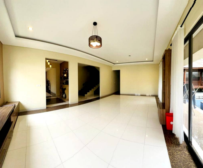 Rumah Luas Posisi HOOK 3 Lantai Siap Huni dengan KT 5+1 Km 5 di @Sentul, Bogor
